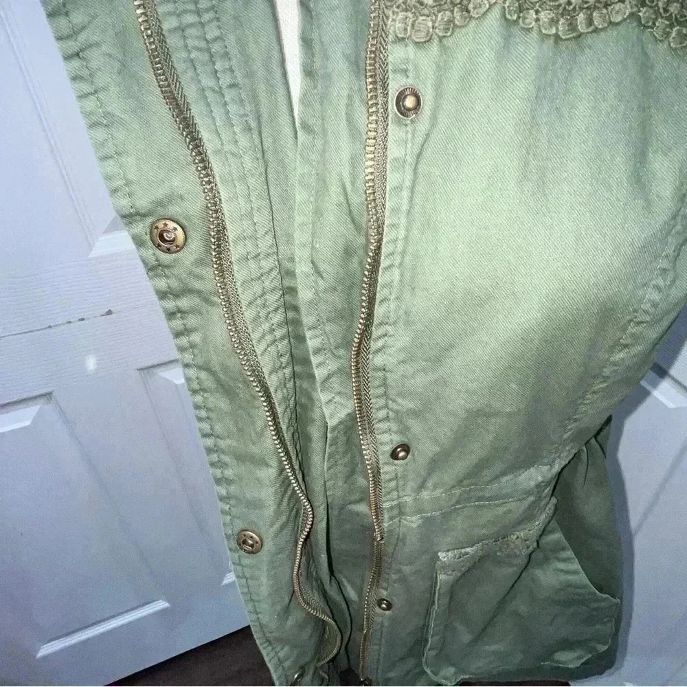 Market & Spruce Olive Sleeveless Vest with pockets and crochet lace deta…